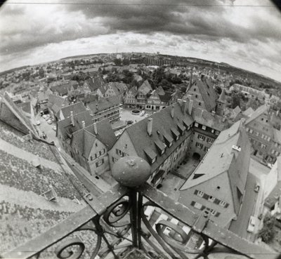 Blick vom Kirchturm in den Innenhof des Arkadengebäudes